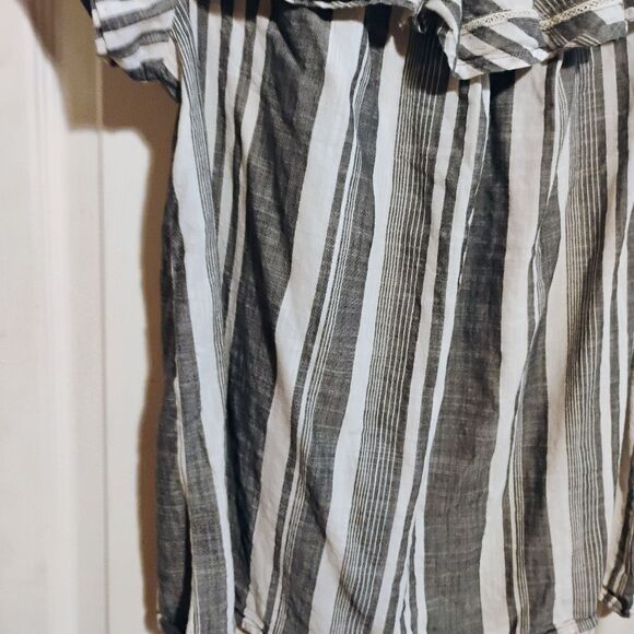 Marc New York Ruffled White and Blue Blouse - Picture 10 of 11